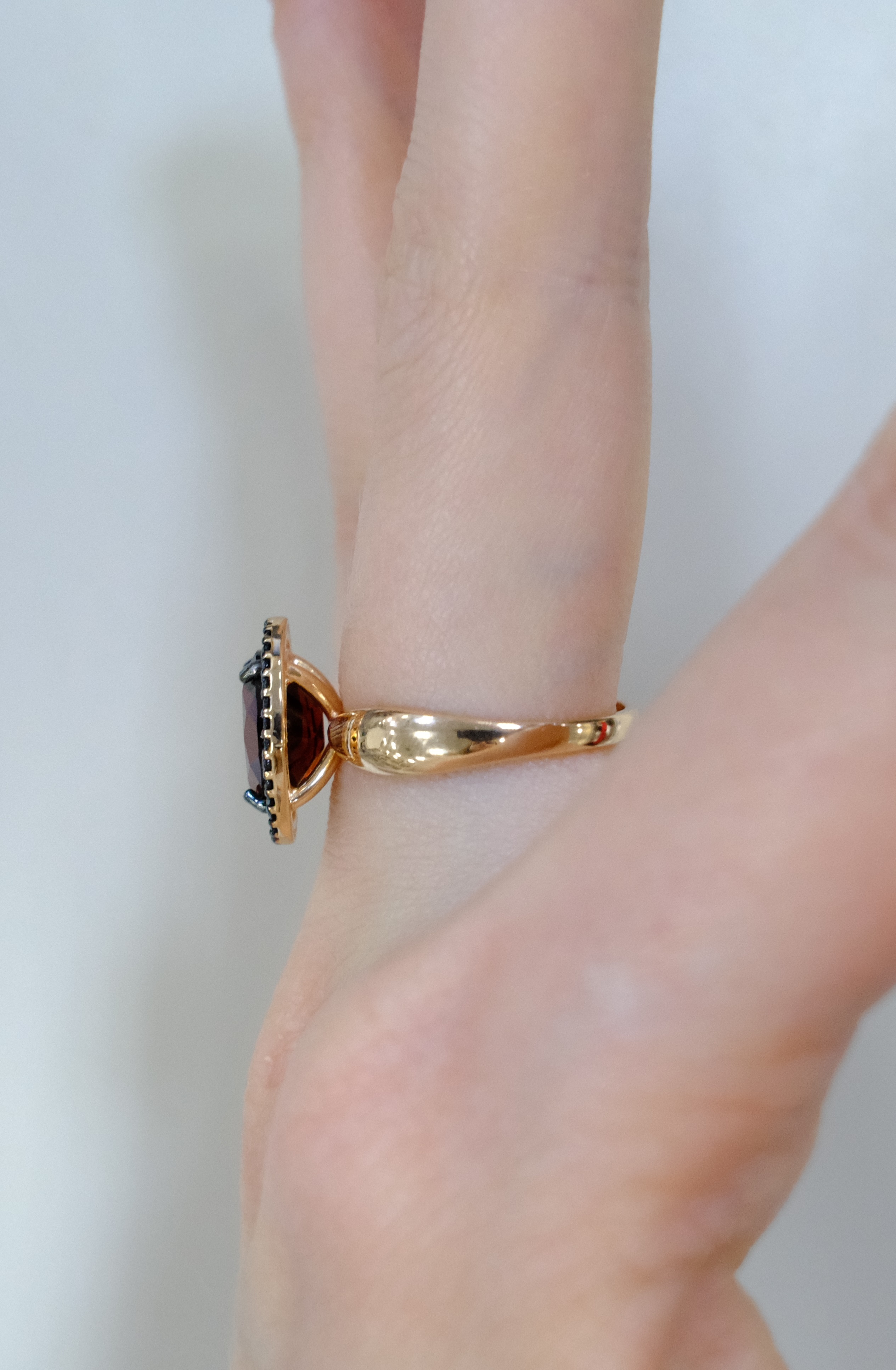 Серебряное кольцо с гранатом